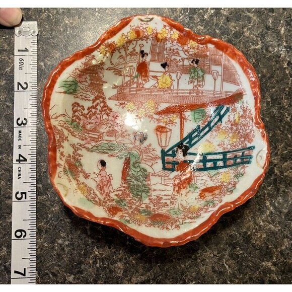Vintage Japanese Porcelain Geisha Girls in Kimonos Hand Painted 5.5" Bowl - Picture 4 of 7